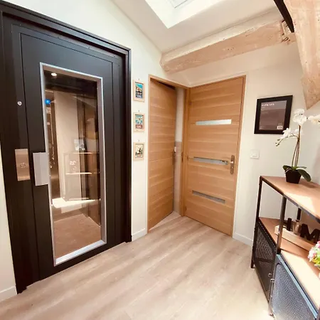 Chic Spacious 2br Few Steps From The Center