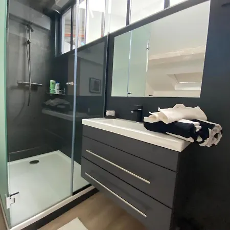 Chic Spacious 2br Few Steps From The Center *